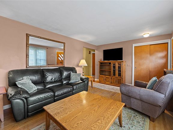 4th image of 364 Lake Meadow Dr