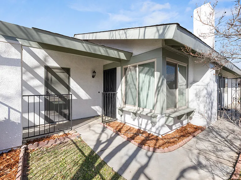 841 Landsford St — Photo 4