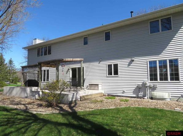 1709 Quail Roost Dr, North Mankato, MN 56003