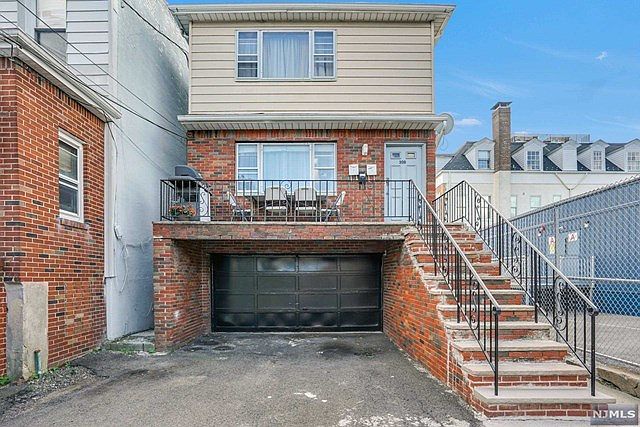 1st image of 398 Jersey Ave Floor 1