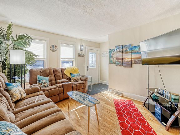 3rd image of 309 Sidney St E