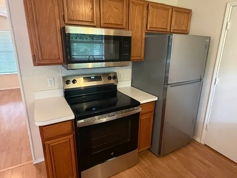 907 Hodge St — Photo 3