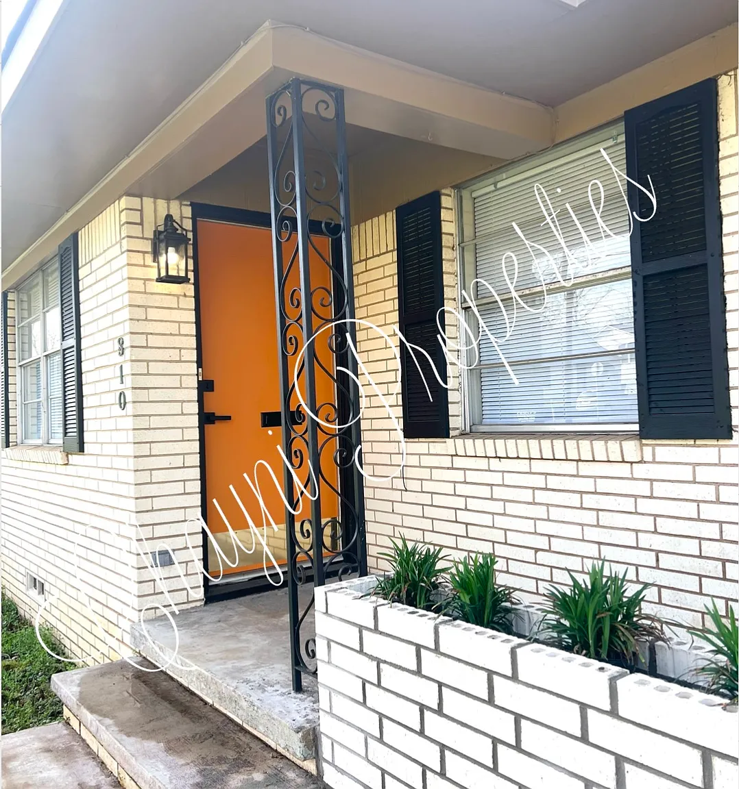 810 E Lamar St — Photo 2