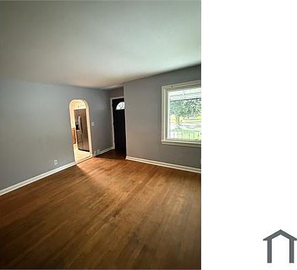 4th image of 975 Clifford Ave