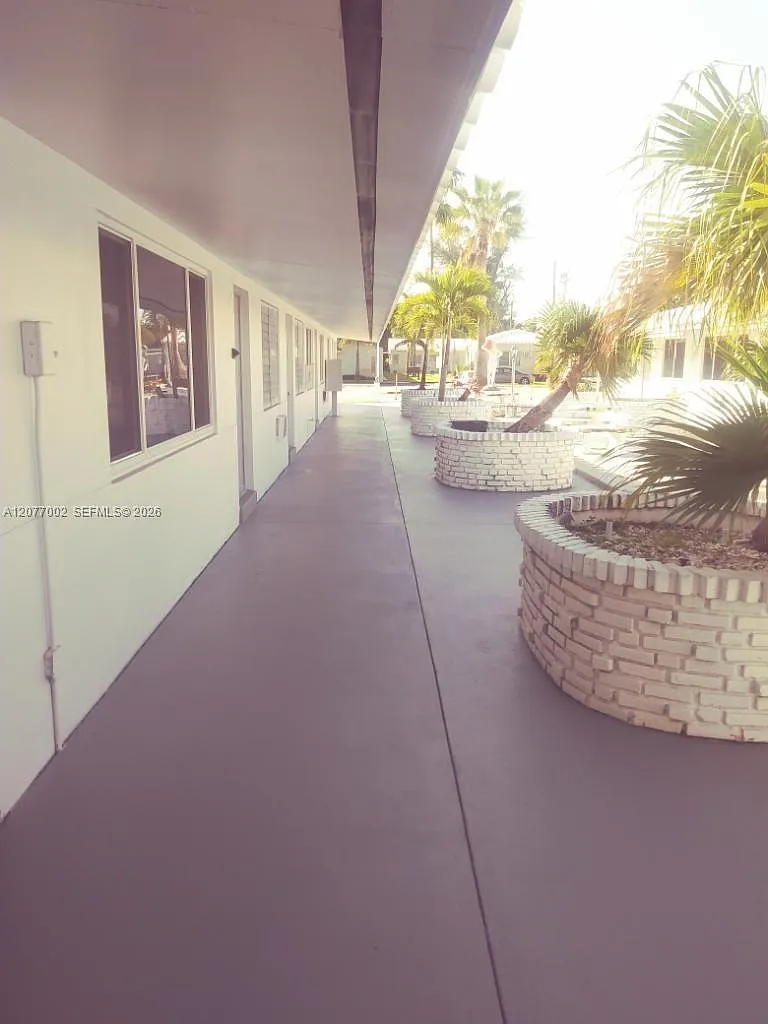 Hollywood Little Ranches — Photo 2