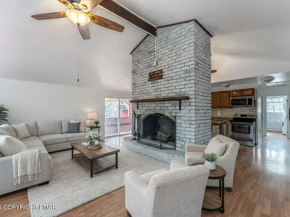 484 Mallard Ln, Bushkill, PA 18324