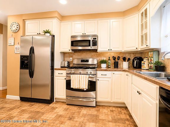 4th image of 225 Woodbine Ave