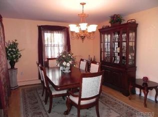 83 Rope Ln, Levittown, NY 11756