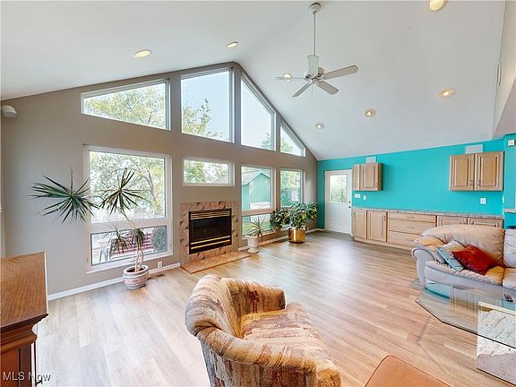 3rd image of 29207 Cresthaven Dr