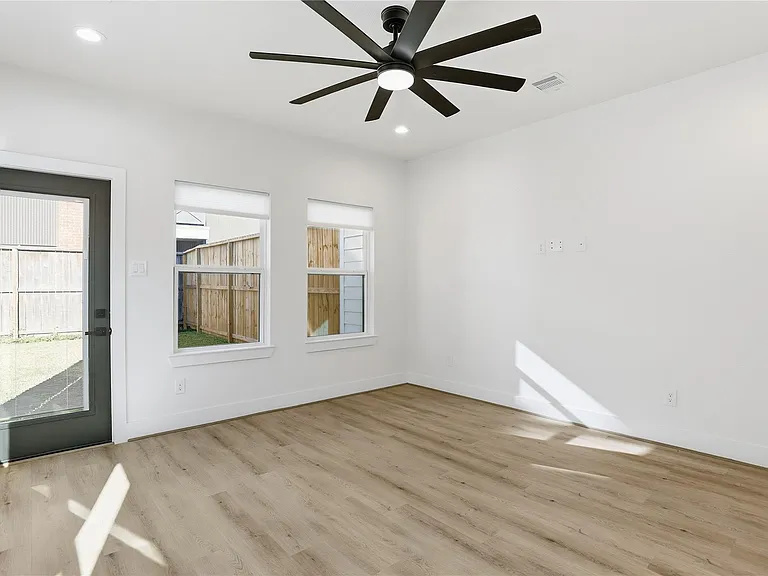 712 Delano St #A — Photo 9