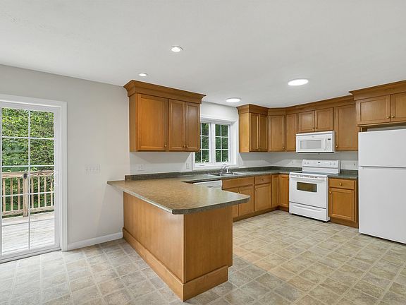 4th image of 166 Sandown Road #4