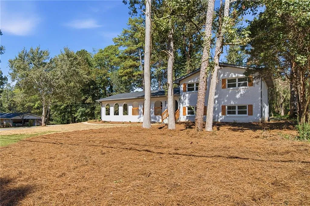 5 bed, 3.0 bath, 2331 sqft, $2,850 — Photo 4