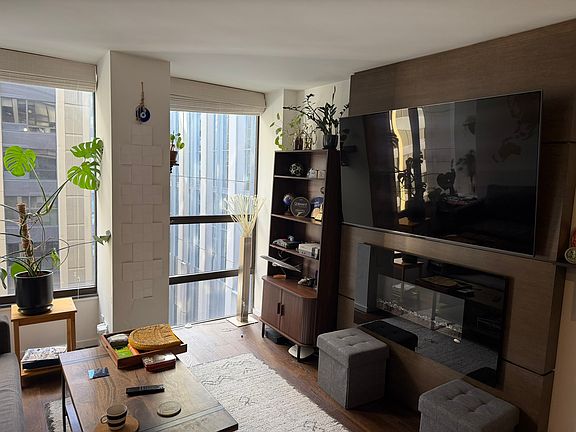5th image of 230 E Ontario St APT 1803