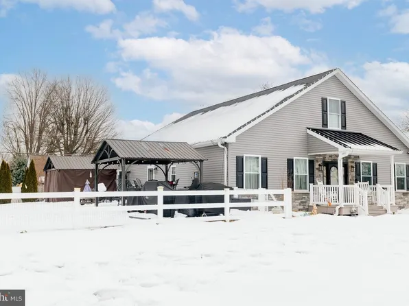 100 Elderberry Dr, Levittown, PA 19054