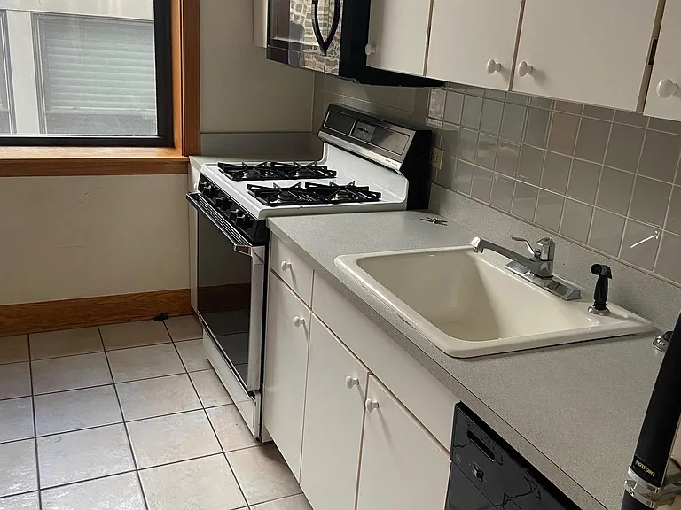 552 W Roscoe St #2B — Photo 8