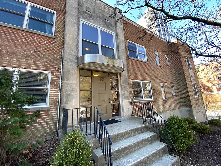 Front of 1201 Edgecliff Road