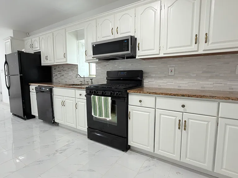 22 Roosevelt St #1 — Photo 8