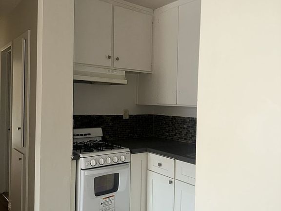 5th image of 947 S Westmoreland Ave #201