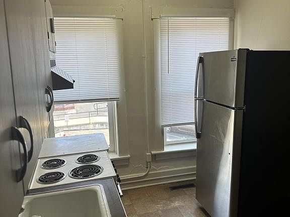 3rd image of 303 1/2 W High St APT 4