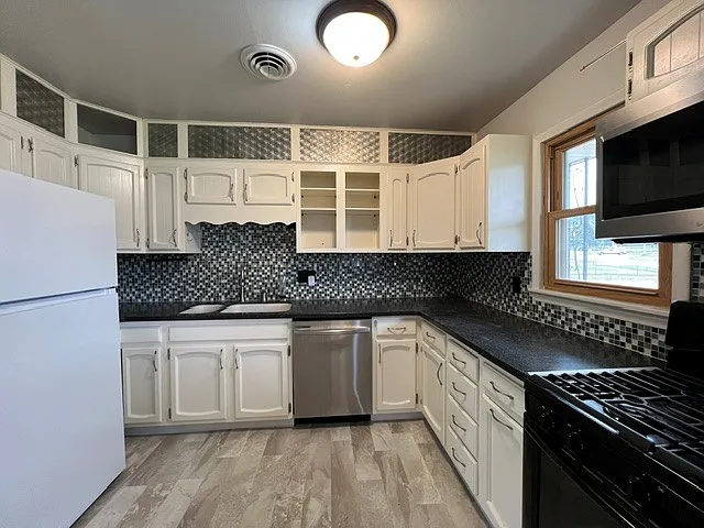 2125 Stirling St — Photo 16