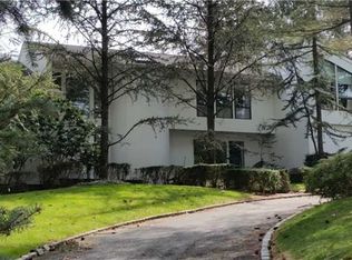 35 Rodeo Dr, Syosset, NY 11791