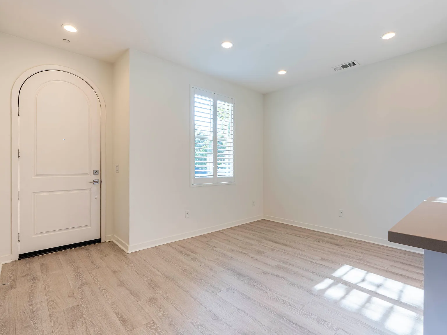 3 bed, 2.5 bath, 1749 sqft, $4,600 — Photo 2