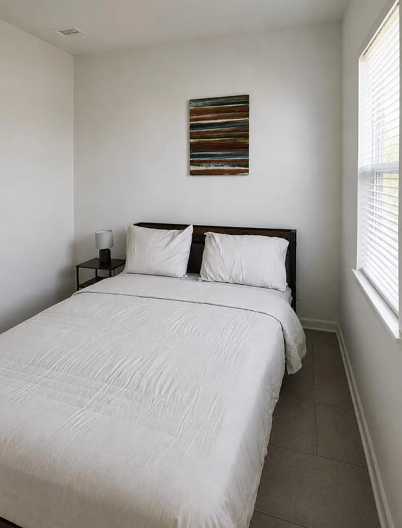 4 bed, 2.5 bath, 1900 sqft, $858 — Photo 1