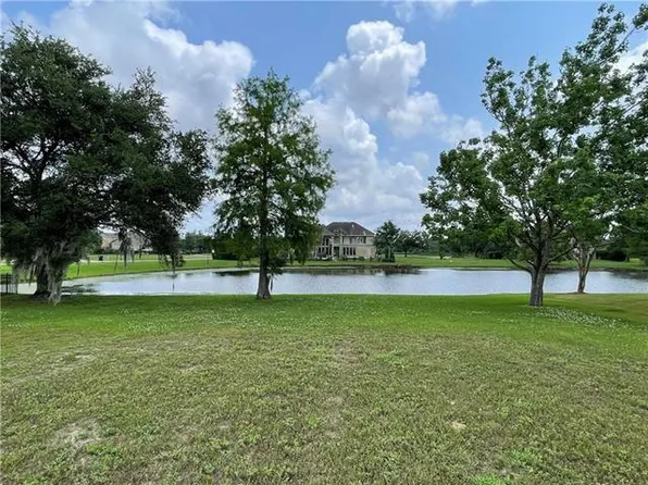 8 Harbour Town Ct, New Orleans, LA 70131