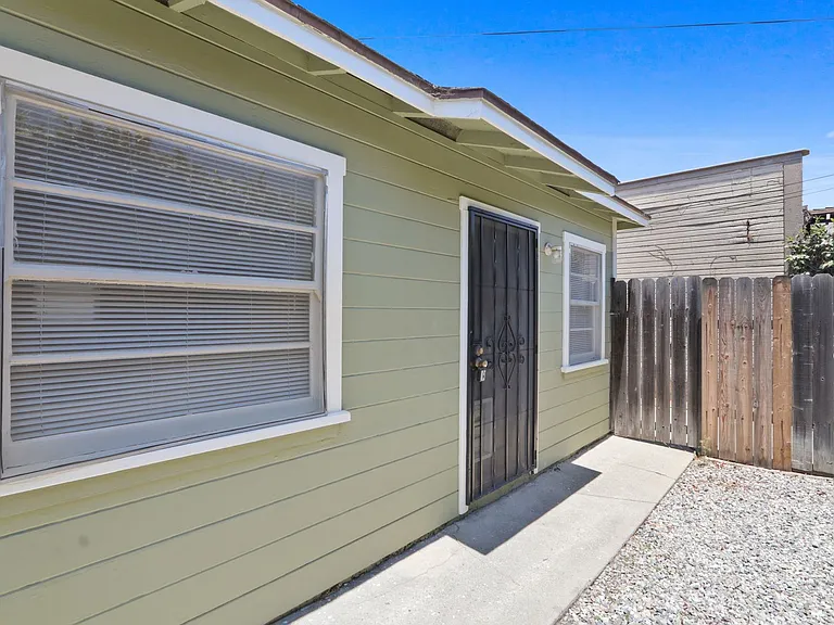 Charming Triplex Unit in Historic Rose Park — Photo 9