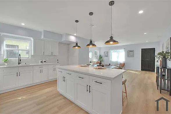 3 bed, $3,668 — Photo 4