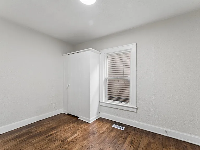 1049 Calvin St — Photo 17