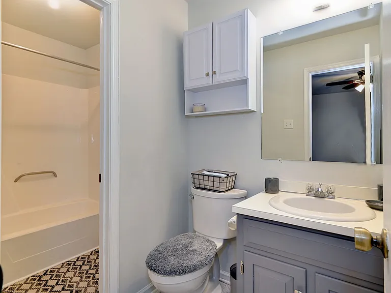 1007 N Green Dr — Photo 3