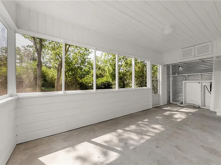 807 Enfield St — Photo 11