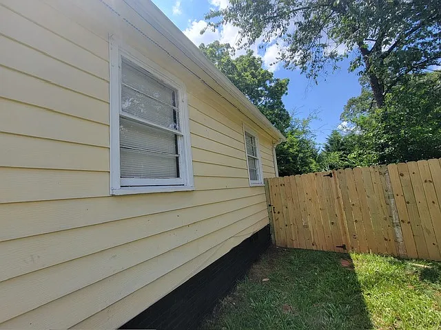 1418 Winston Dr — Photo 2