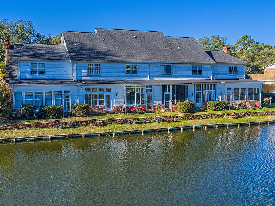 1st image of 205 Woodlake Dr