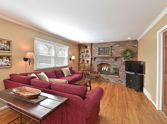 4th image of 1580 Surrey Dr