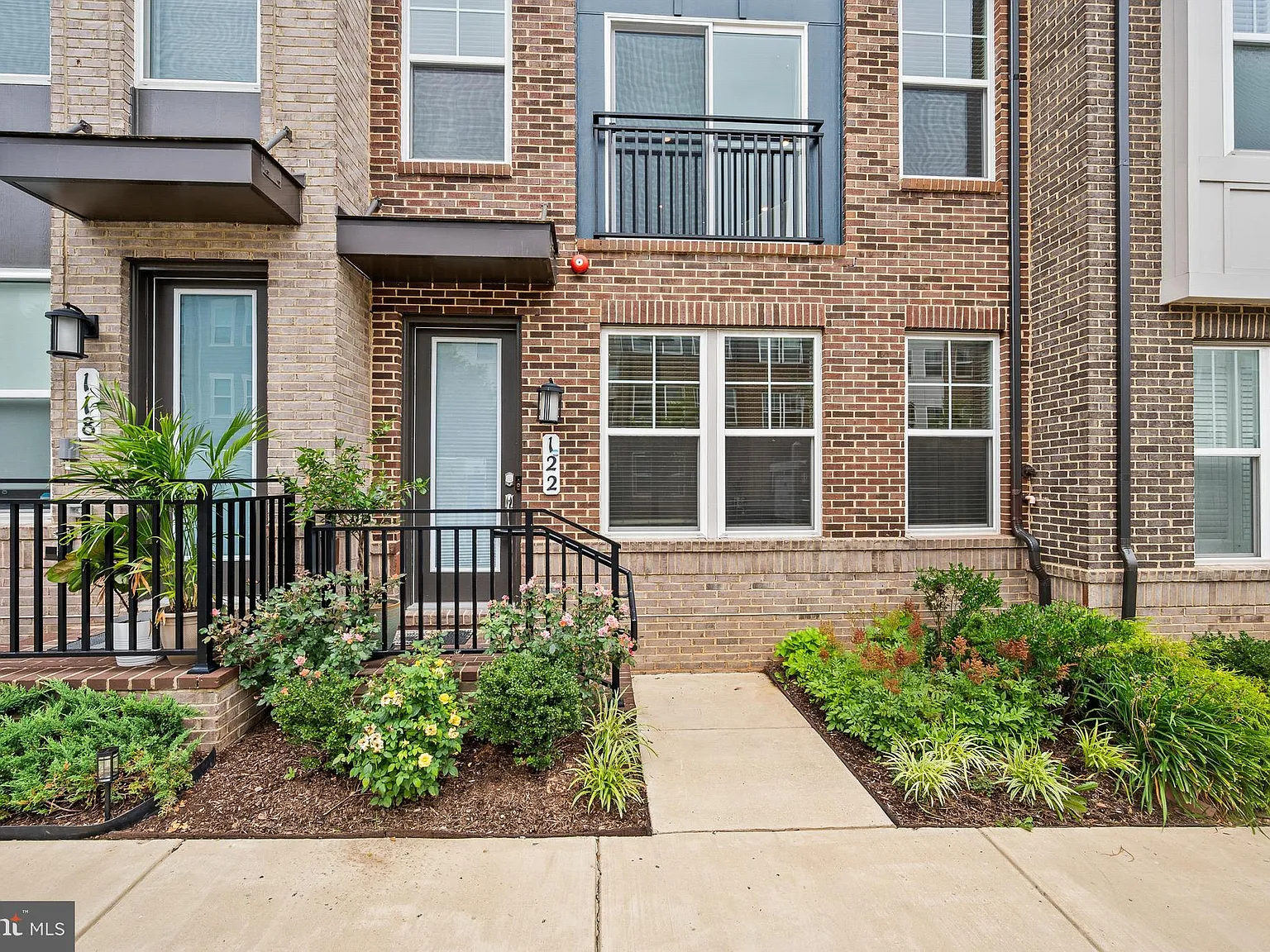 3 bed, 5.0 bath, 2679 sqft, $5,300 — Photo 3