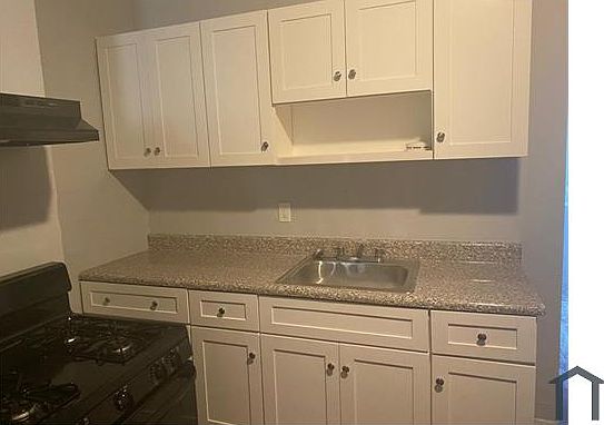 1st image of 134 Bedford St Floor 1