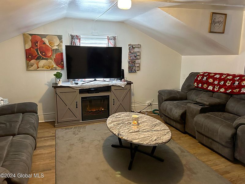 5th image of 579 Lower Oak Street