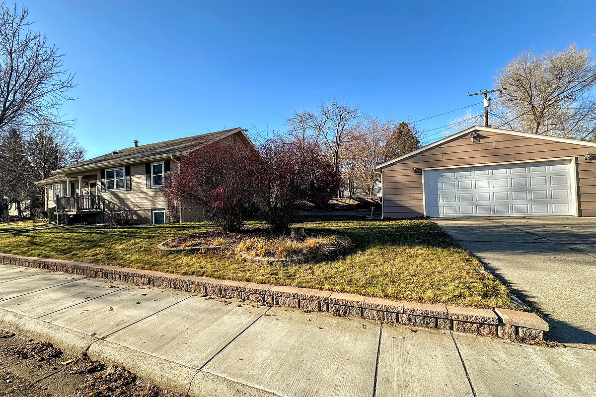 Building Photo - 601 Parkhill Dr