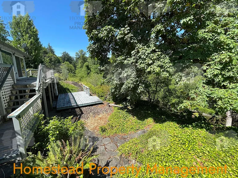 999 SW Hunter St — Photo 3