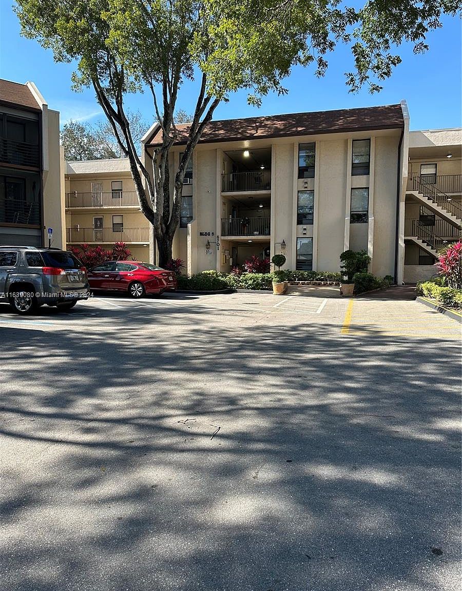 6701 N University Dr APT 202