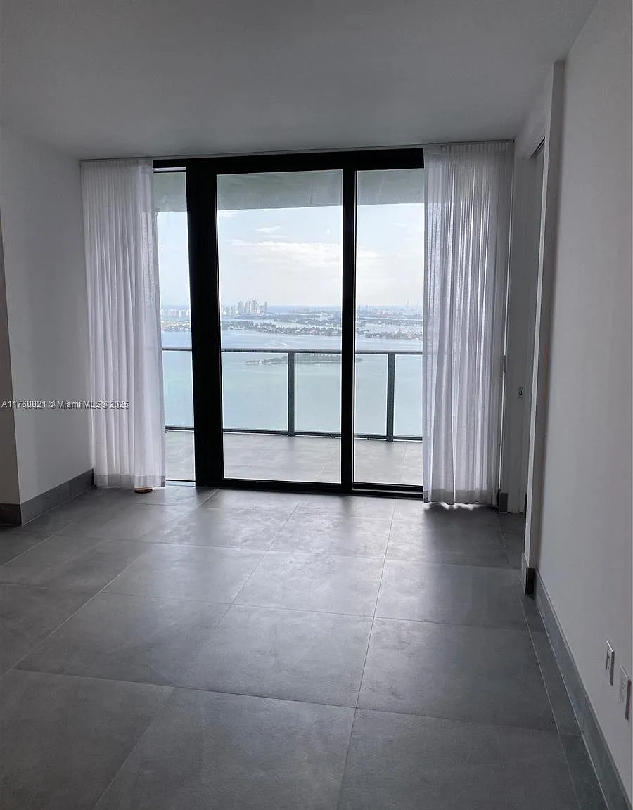 1 bed, 945 sqft, $5,100 — Photo 2