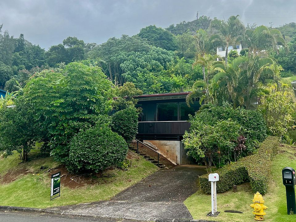 Live amongst the verdant natural beauty of Manoa Woodlawn. Enjoy views from a wall of windows along the front of the home.