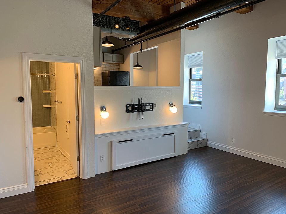 Beautiful studio loft with gorgeous view, full kitchen and lots of storage!