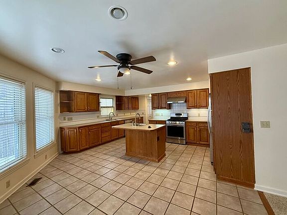 4th image of 3252 Medina Ave