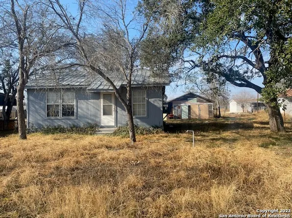 1103 PALM ST, Jourdanton, TX 78026