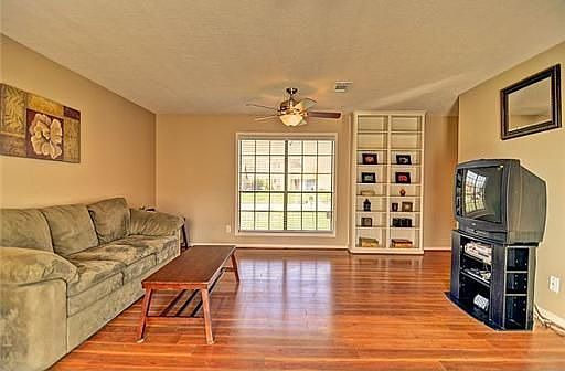 5th image of 4012 Meadowwood Dr