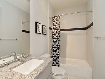 3rd image of 1813 W Argyle St APT 4A
