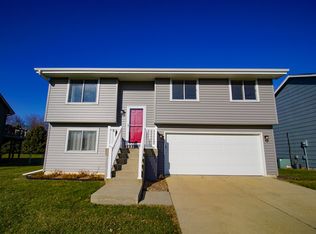 813 10th St NW, Altoona, IA 50009